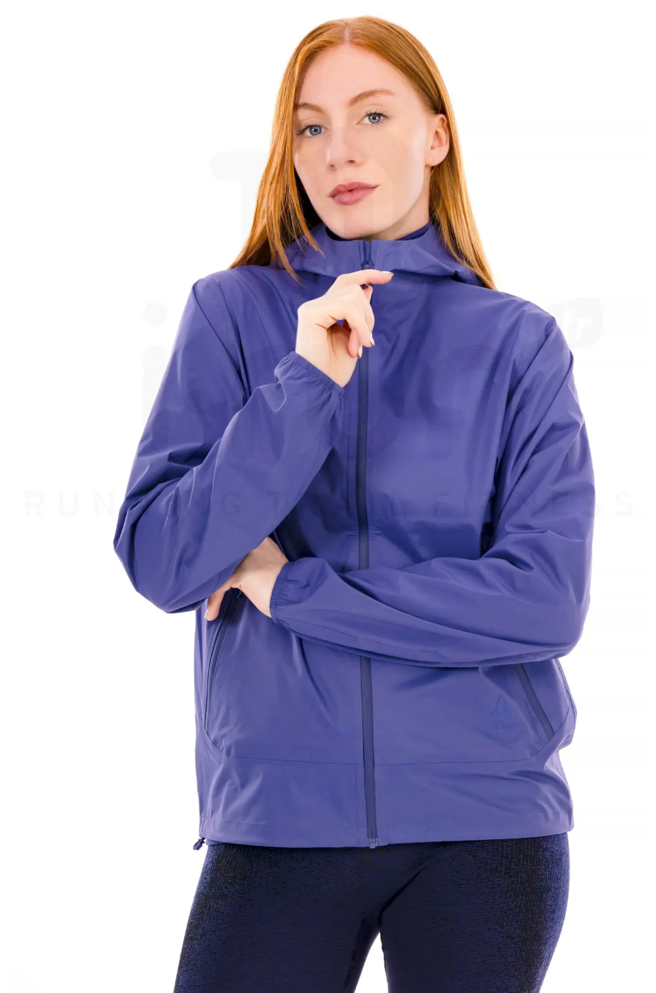 Femme qui croise les bras, portant une veste légere de running violette