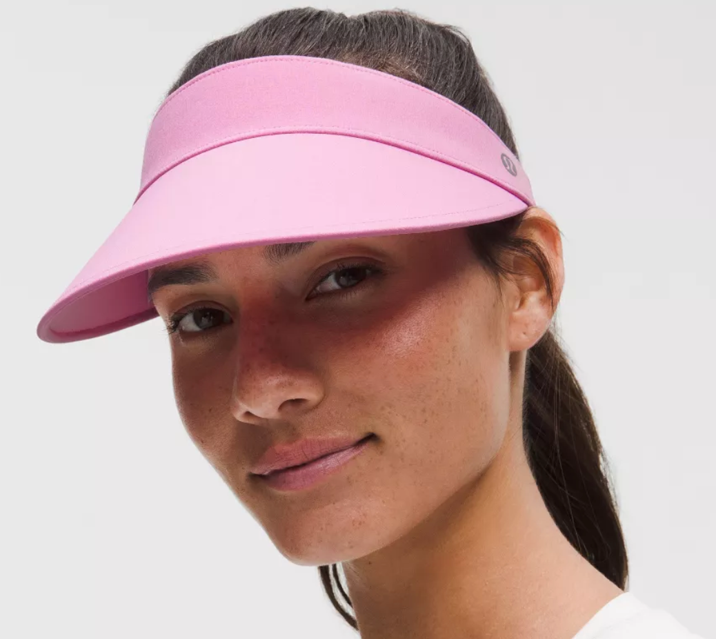 Femme en plan rapproché avec une visière rose