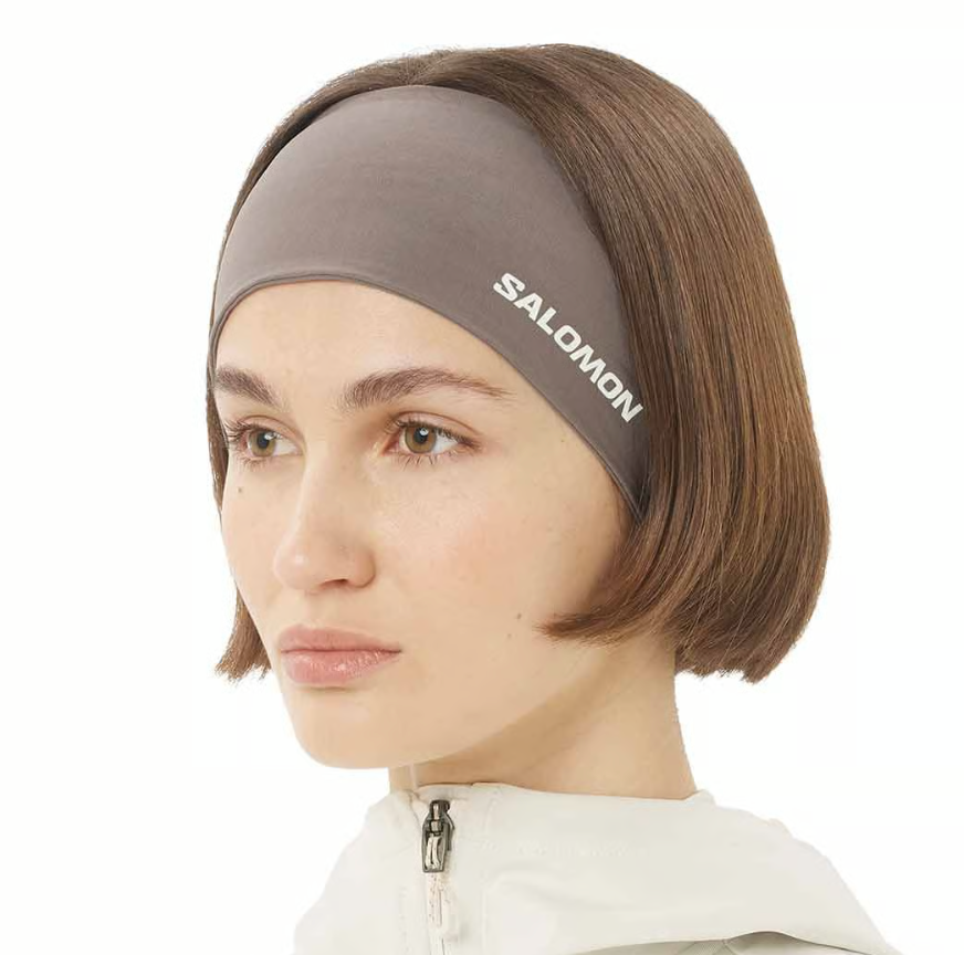 Femme en plan rapproché avec un bandeau marron de sport sur les cheveux