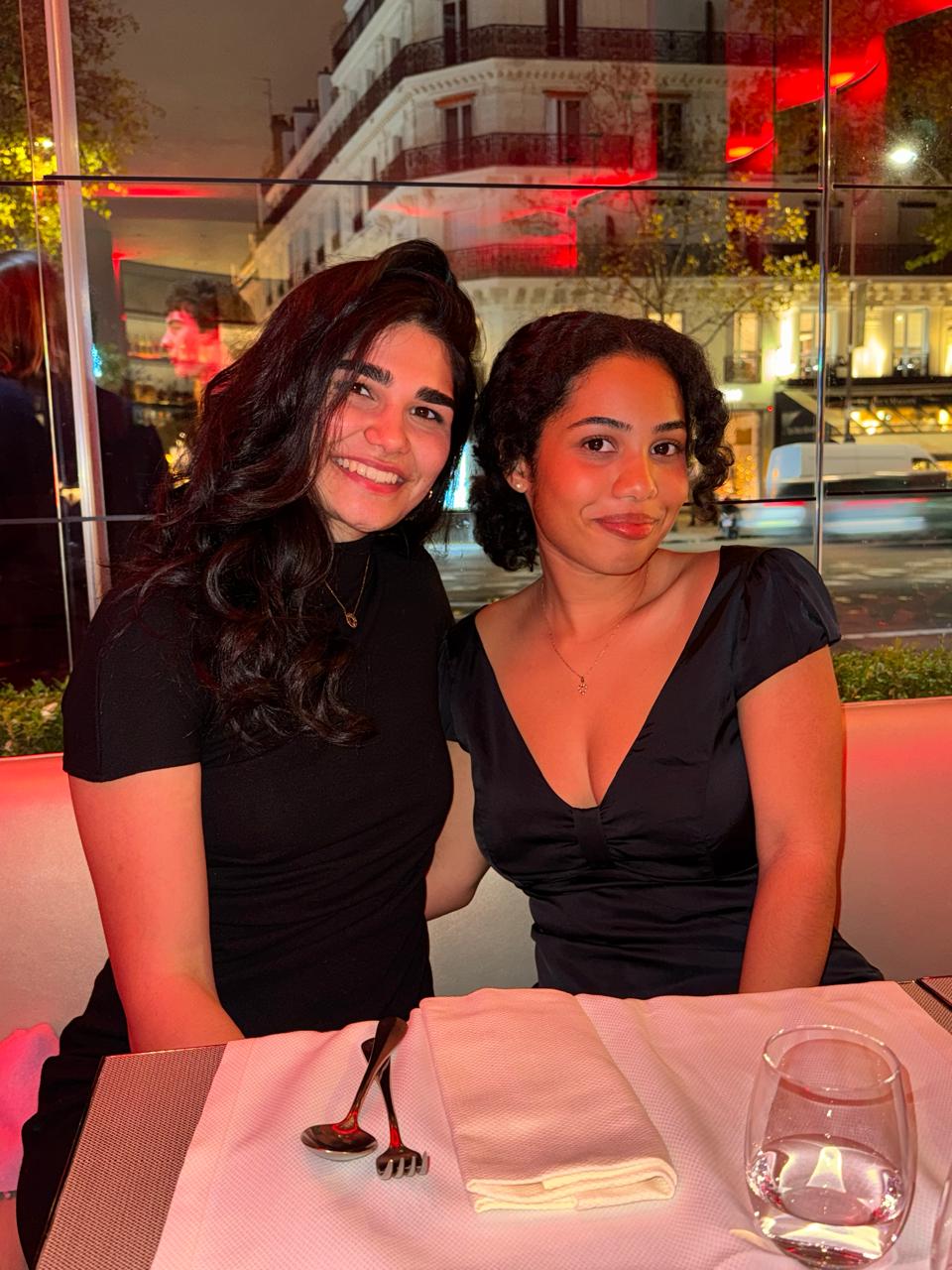 Deux femmes, les fondatrices du site internet, au restaurant