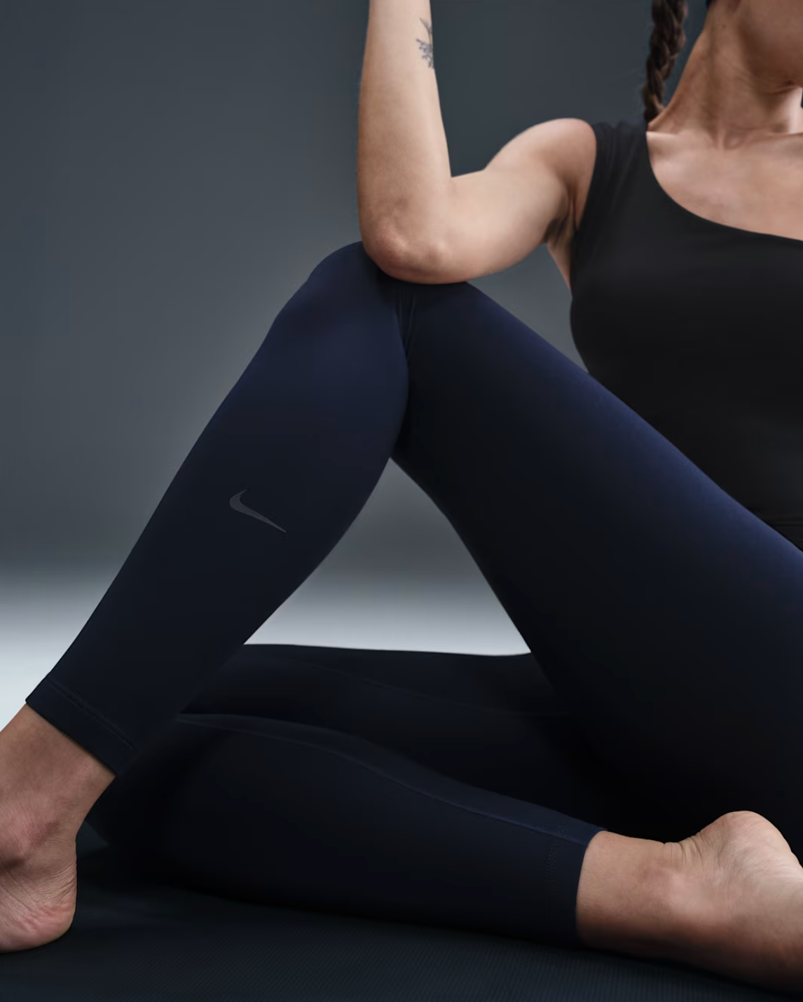 Femme en position de yoga avec un long legging de sport noir
