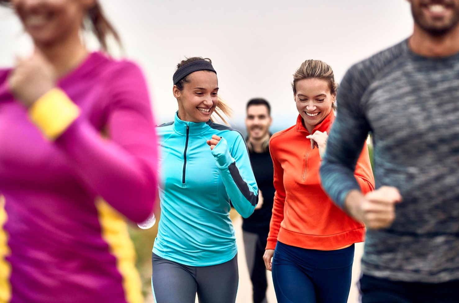 Groupe de personne qui courent en extérieur