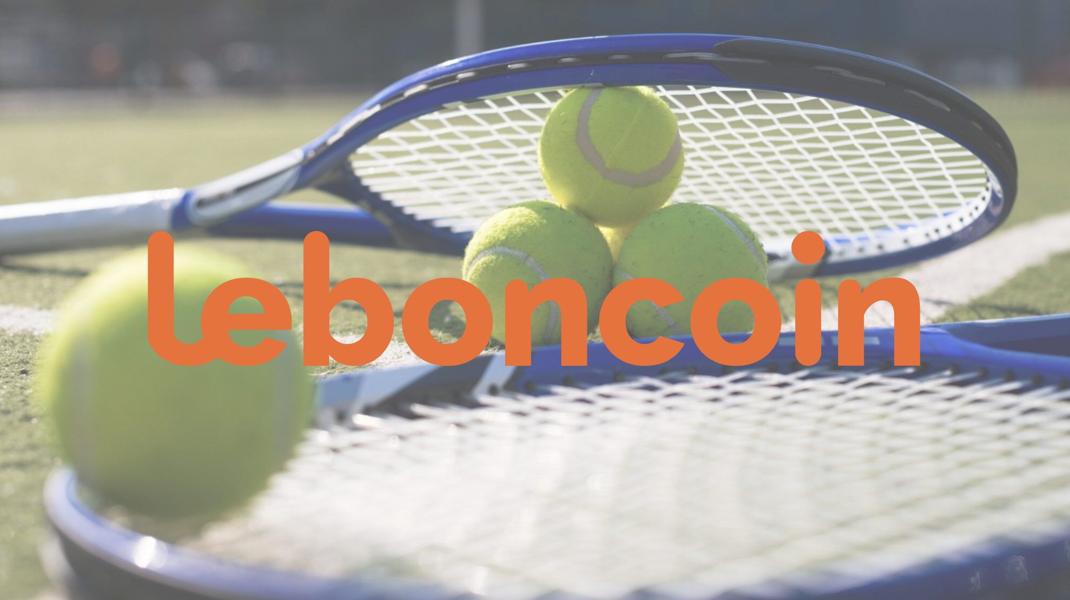 Photo de deux raquettes et de plusieurs balles de tennis sur un court vert