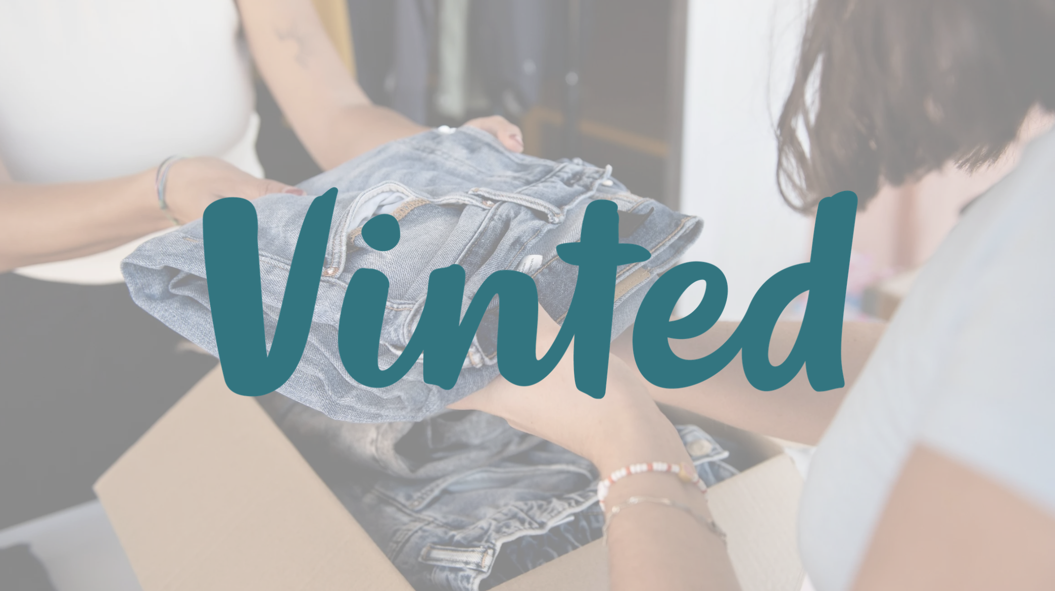 Deux personnes qui s’échangent un jean